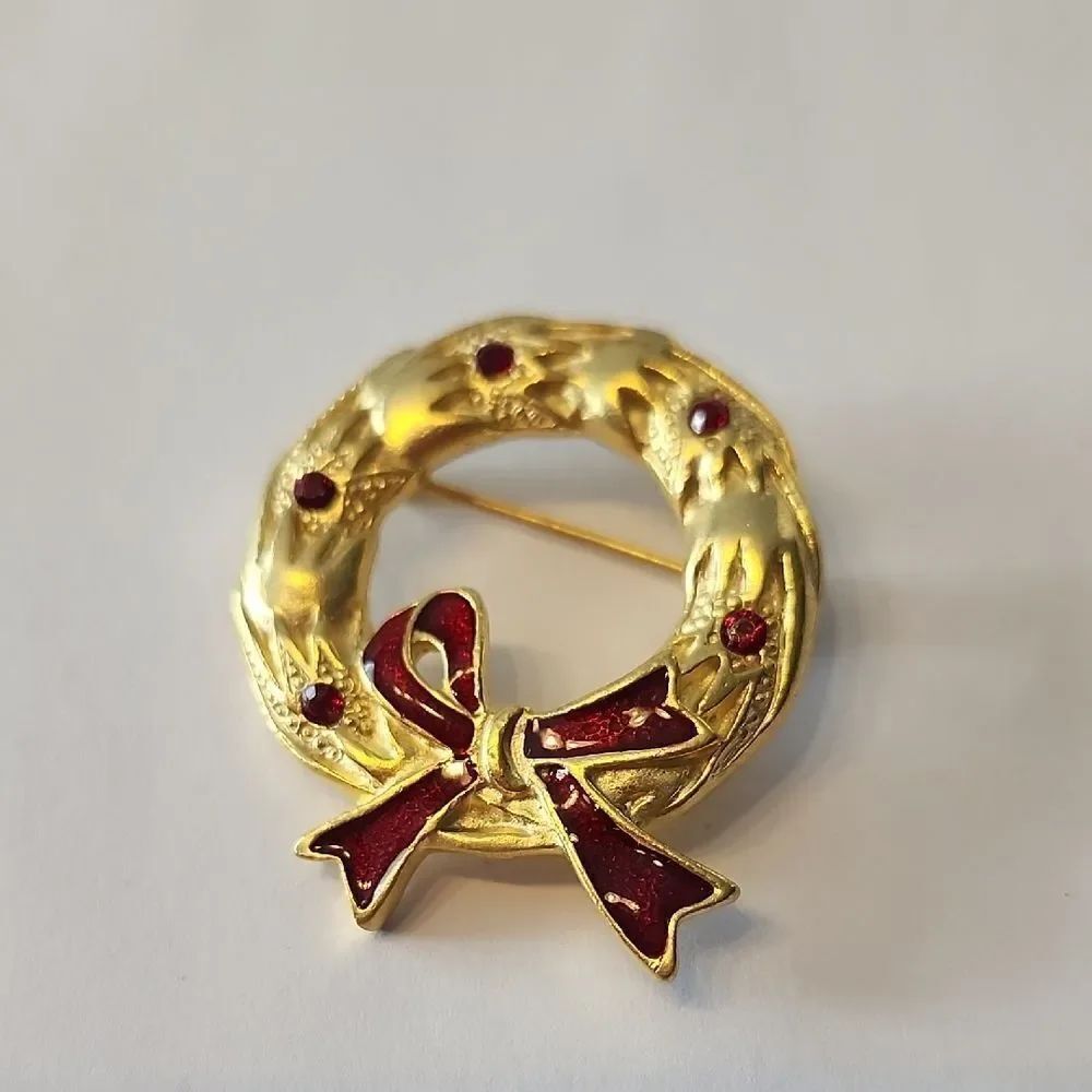 Christmas Wreath Pin Brooch Red Enamel Gold Tone Enamel Vintage Holiday Party
